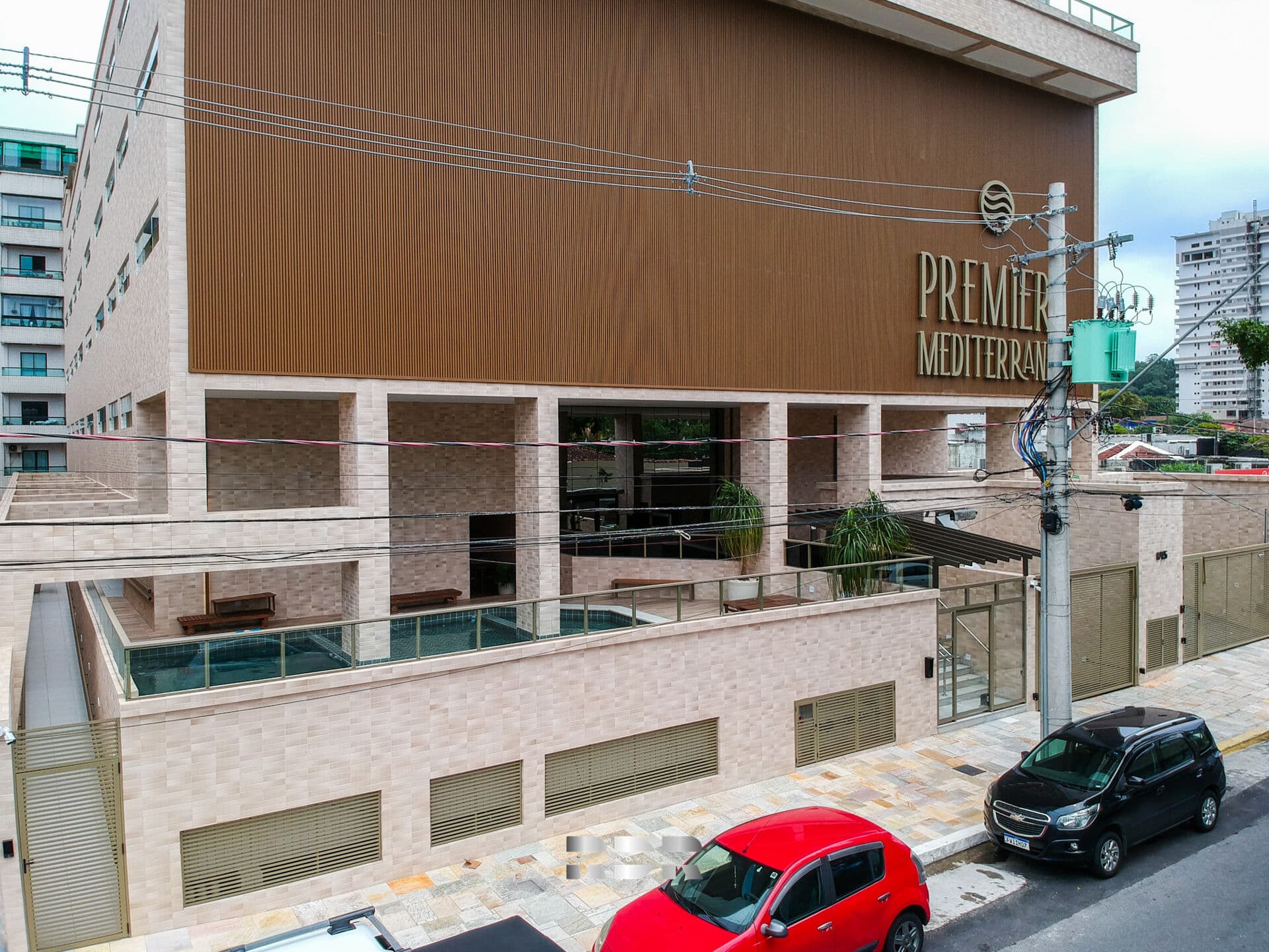 Apartamento novo em andar alto com 3 suítes, disponível em residencial luxuoso e colado à Avenida Mallet