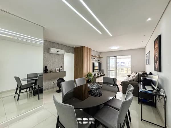 Apartamento moderno, mobiliado e com vista para o mar, à venda a poucos metros da praia