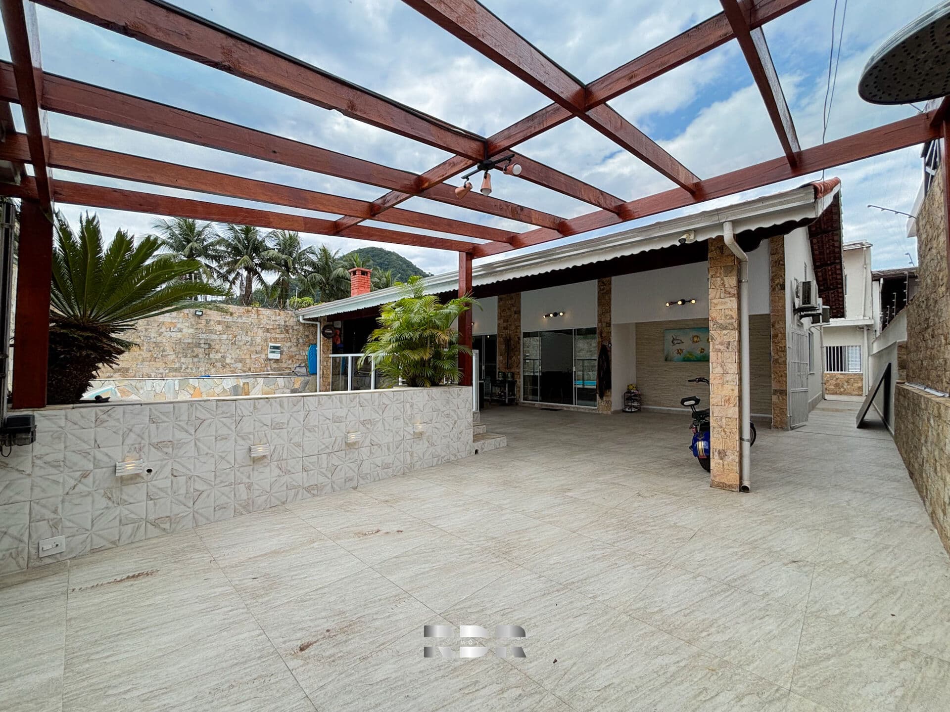 Mansão totalmente térrea com 4 dormitórios sendo 3 suítes e piscina, à venda no Jardim Matilde (lado morro)