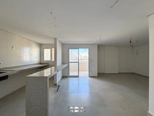 Apartamento novo com 3 dormitórios sendo duas suítes, vista mar e duas vagas privativas