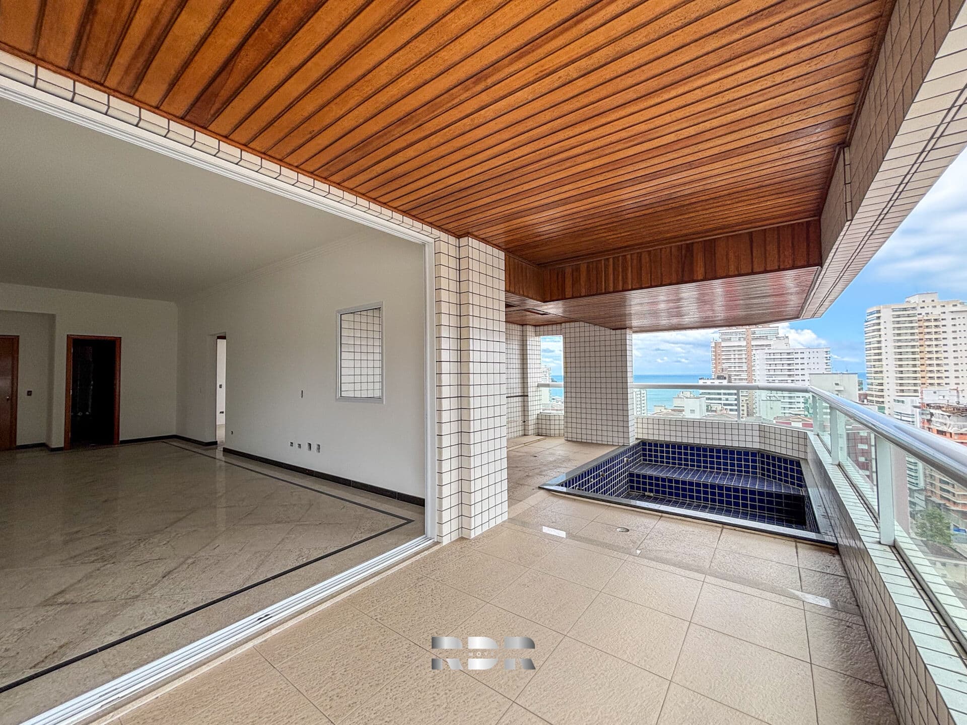 Apartamento exclusivo com 4 suítes sendo a master com closet, varanda com piscina privativa, vista para o mar e 3 vagas de garagem