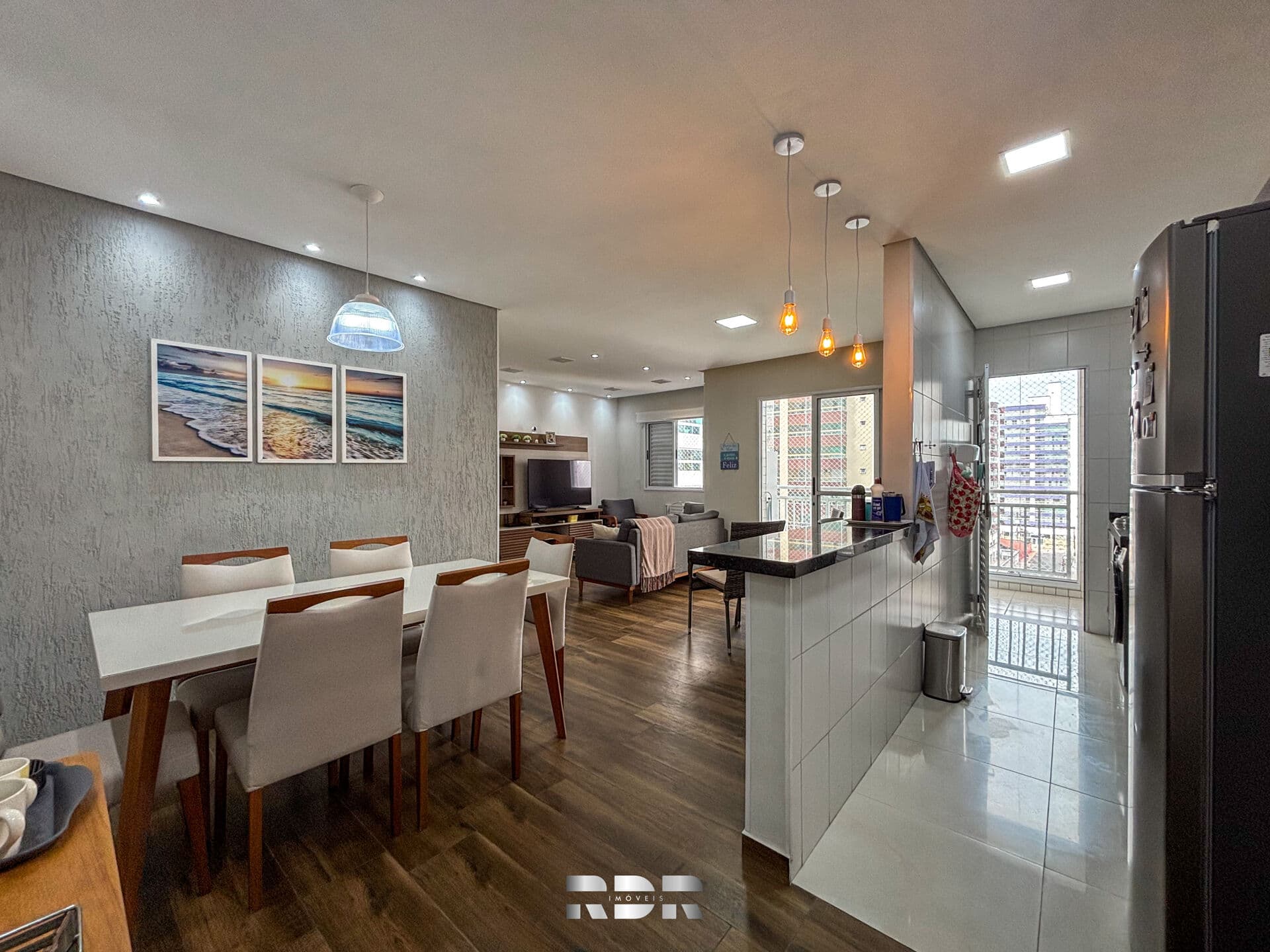 Apartamento reformado, com vista para o mar, próximo à praia e com todos os comércios ao redor