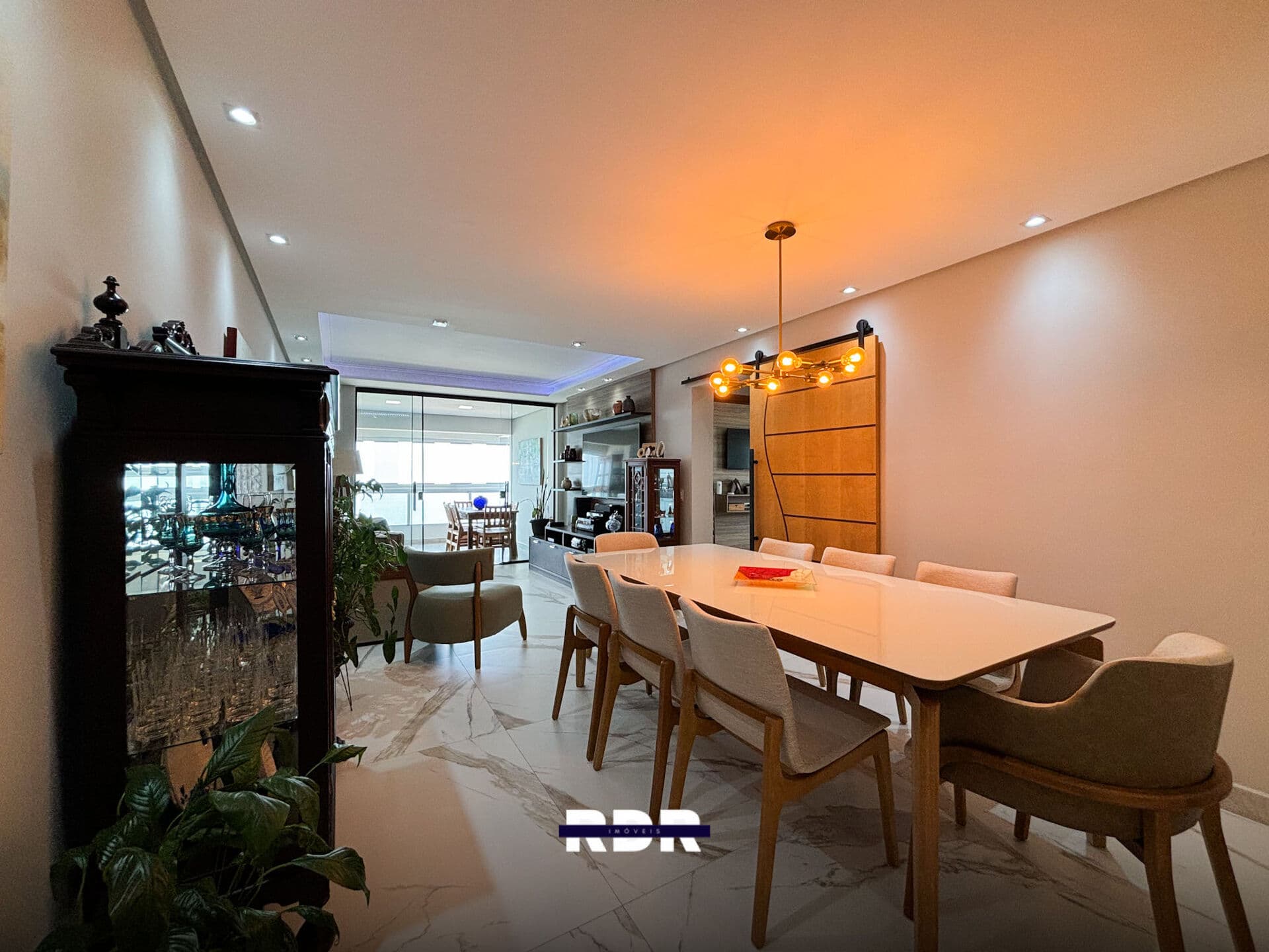 Apartamento totalmente reformado com vista para o mar, 3 suítes e 3 vagas de garagem