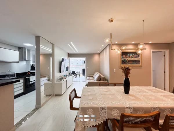 Apartamento mobiliado com vista para o mar, duas suítes e varanda gourmet com churrasqueira tradicional a carvão