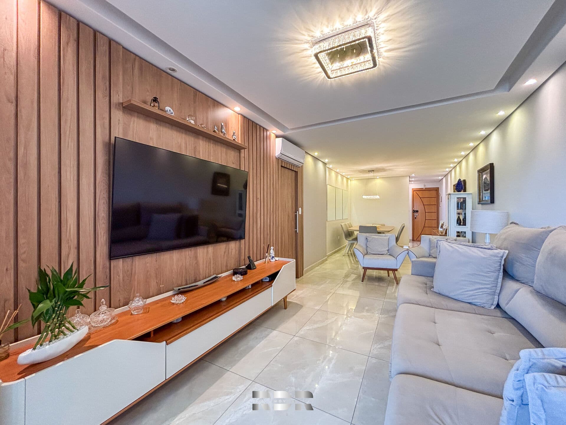 Lindíssimo apartamento sendo vendido de porteira fechada no Canto do Forte, próximo à Avenida Mallet