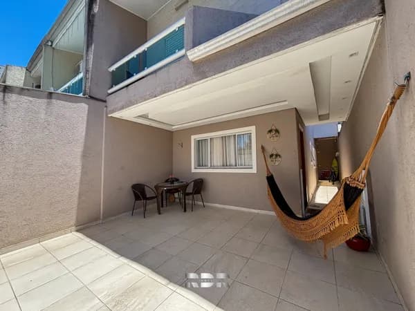 Sobrado com 3 dormitórios no Canto do Forte (lado morro), próximo à Mallet e Colégio Novo mundo, disponível para venda e locação