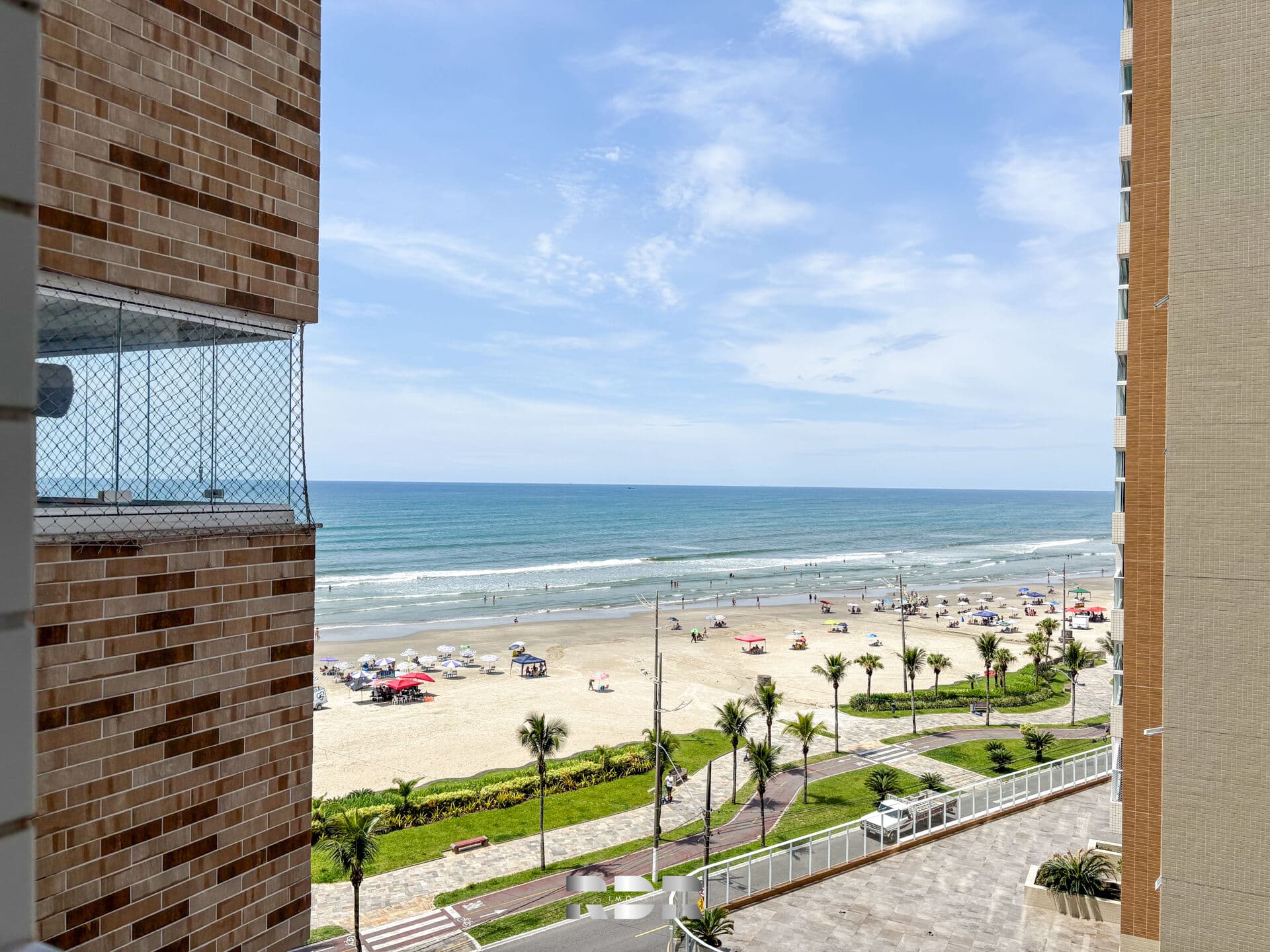 Apartamento vista mar, mobiliado e com churrasqueira à carvão, à venda em prédio de frente para a praia