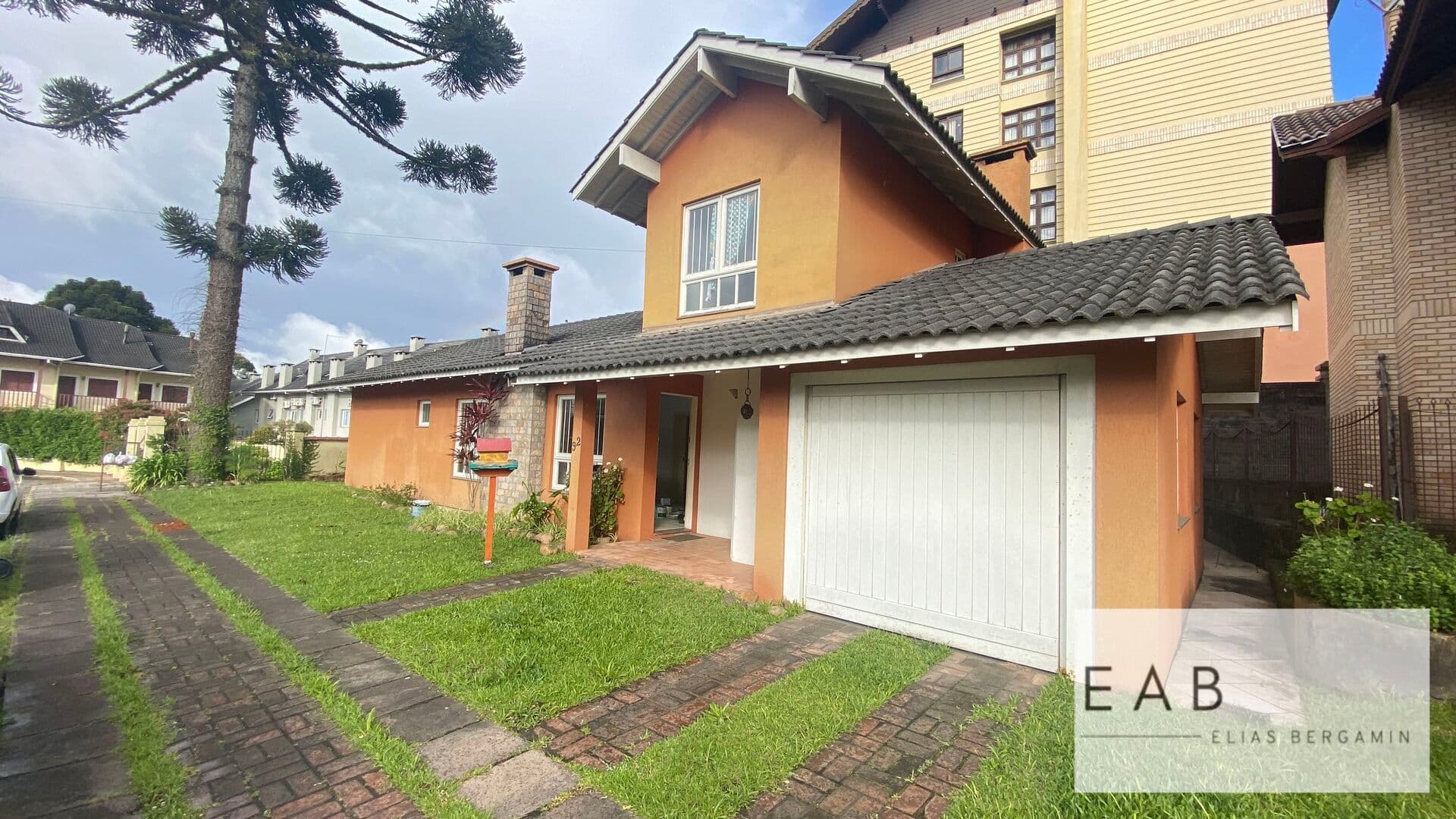 Casa em rua tranquila.