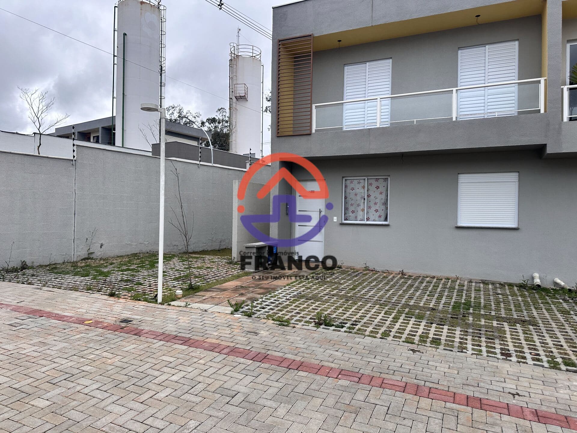 Casa em Condomínio 3 suítes , sala ampla , com quintal e 3 vagas - casa de esquina
