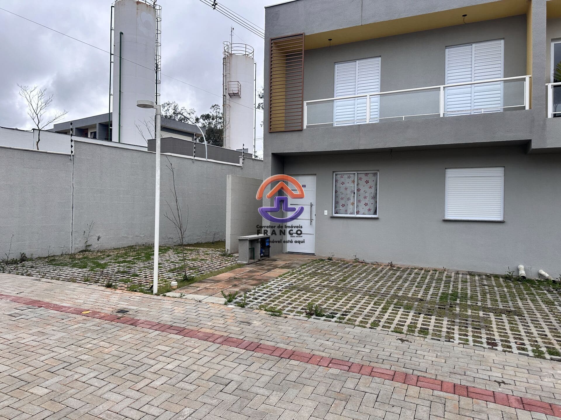 Casa em Condomínio 3 suítes , sala ampla , com quintal e 3 vagas - casa de esquina
