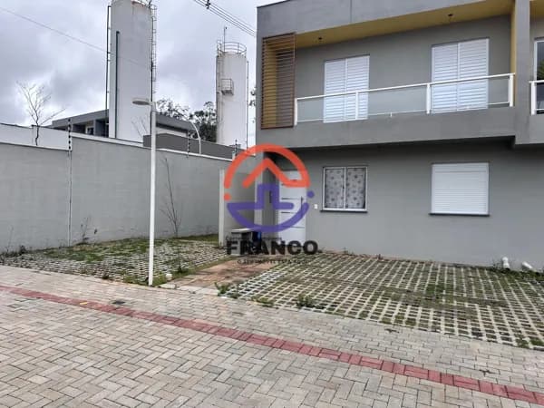 Casa em Condomínio 3 suítes , sala ampla , com quintal e 3 vagas - casa de esquina