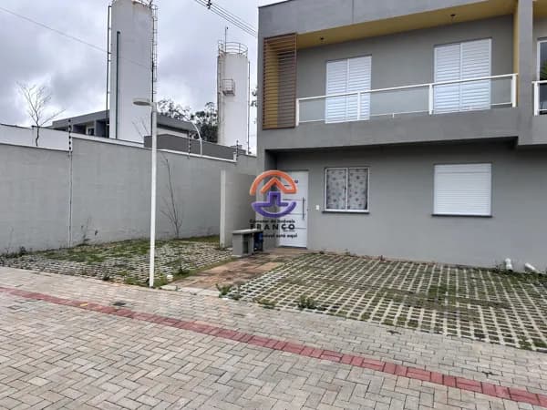 Casa em Condomínio 3 suítes , sala ampla , com quintal e 3 vagas - casa de esquina