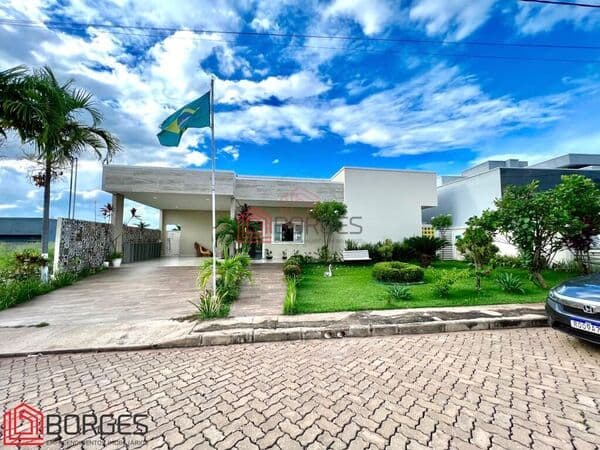 Linda Casa em Condomínio Fechado