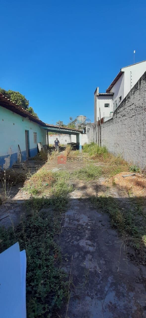 VENDE -SE UM TERRENO PRÓXIMO AO SHOPPING
