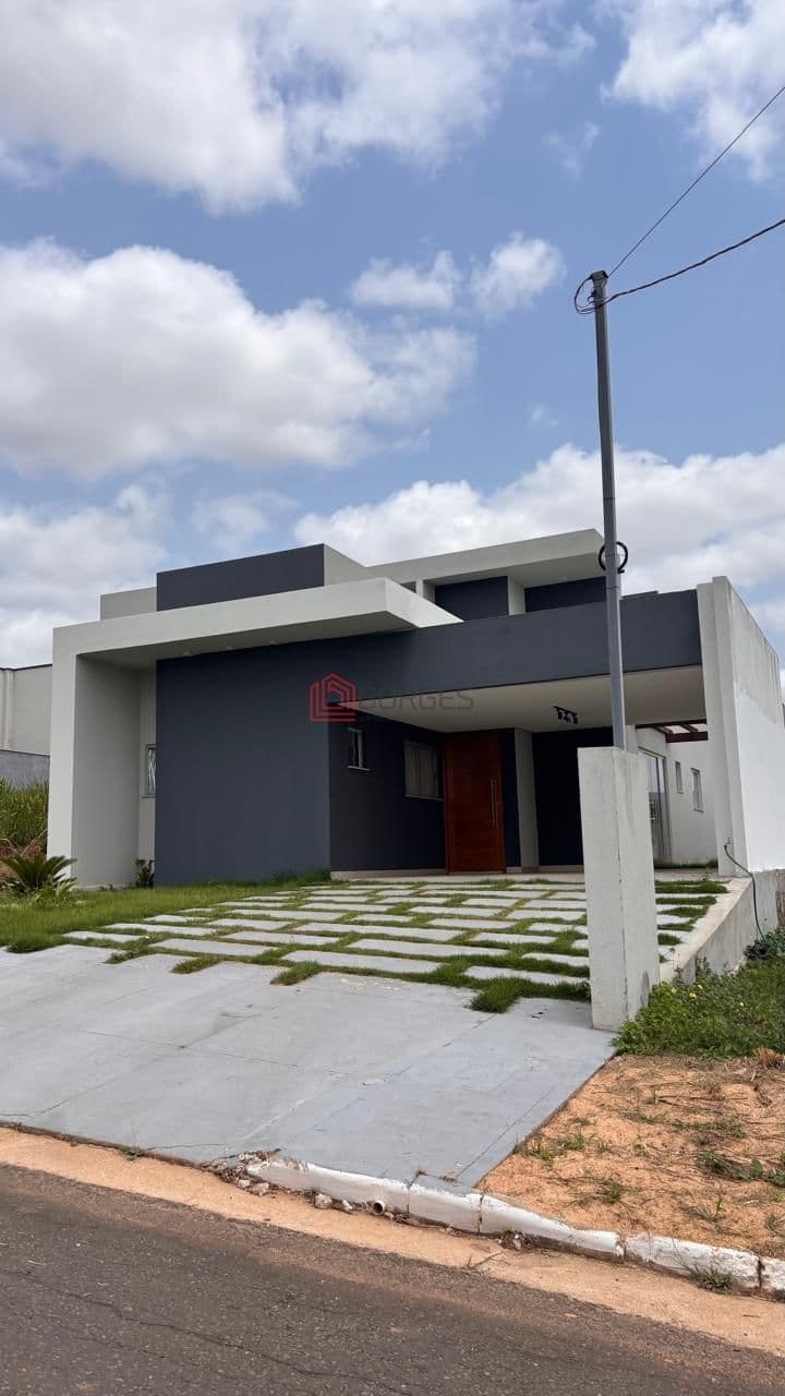 Casa com 02 quartos sendo uma suíte com closet