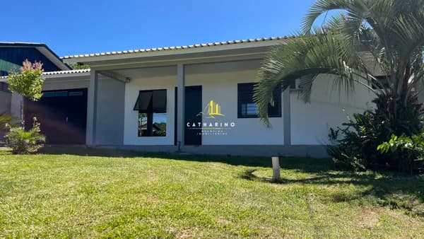 CASA COM AMPLO QUINTAL