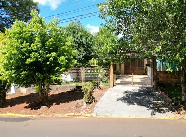 CASA COM AMPLO TERRENO