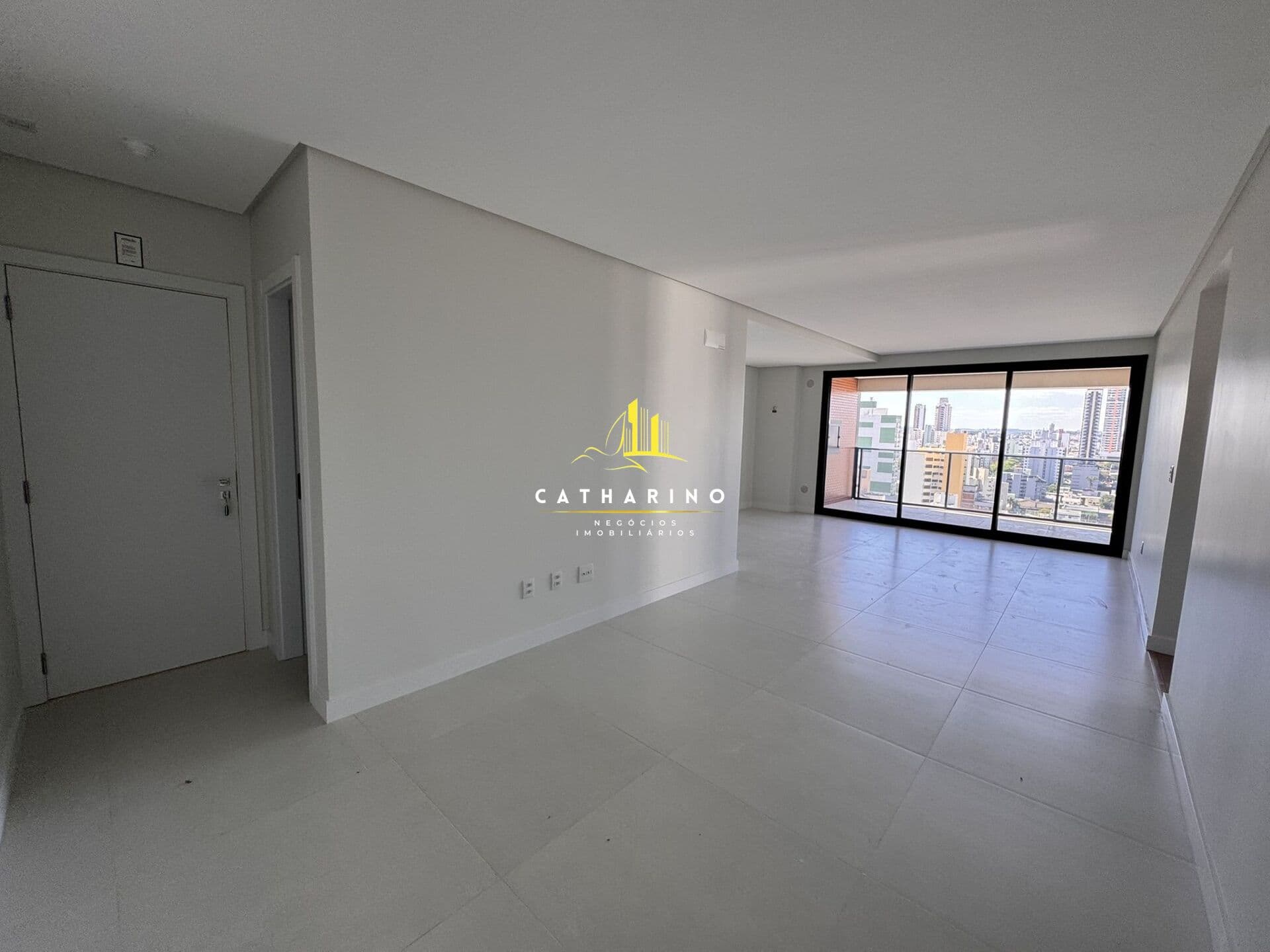 NOVO COM 2 SUÍTES + 1 QUARTO