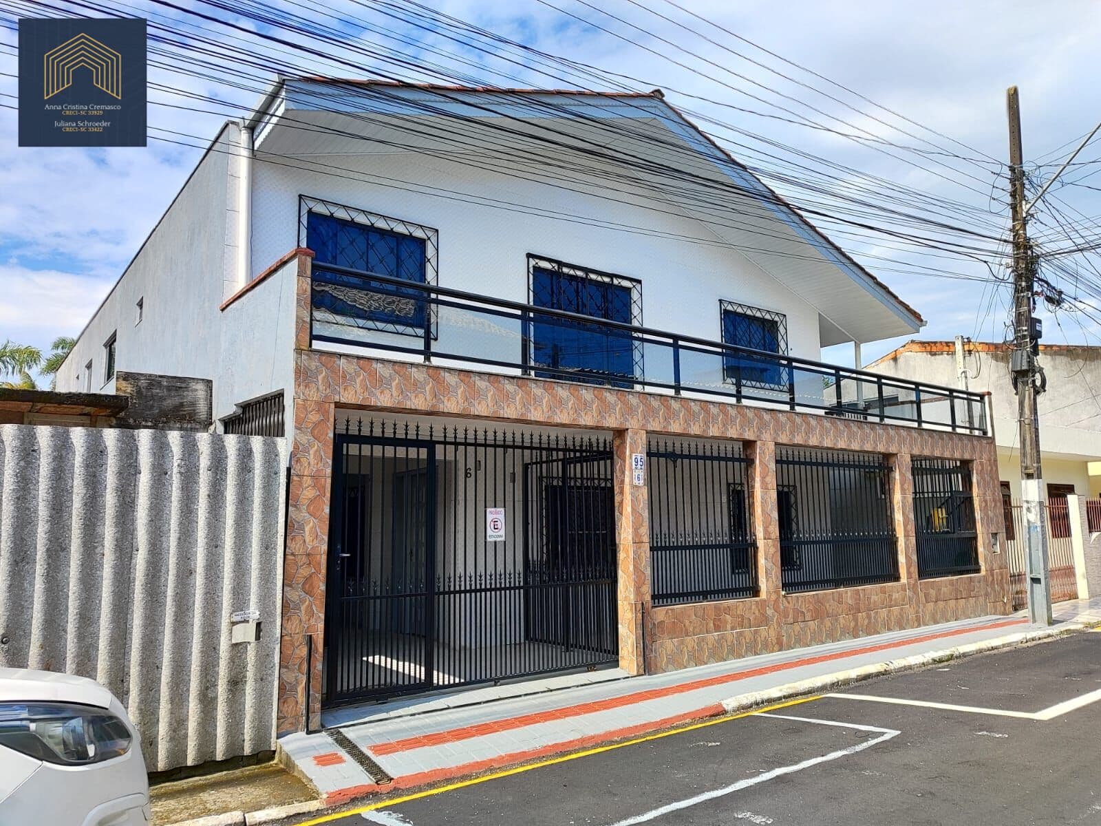 sobrado com 3 apartamentos.
