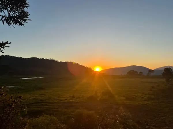 SÍTIO COM AÇUDE E LINDO MURO DE PEDRAS