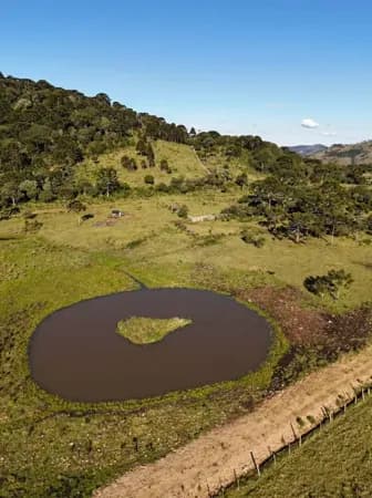 Terreno com muro de pedras, açude e magnífico pôr do Sol