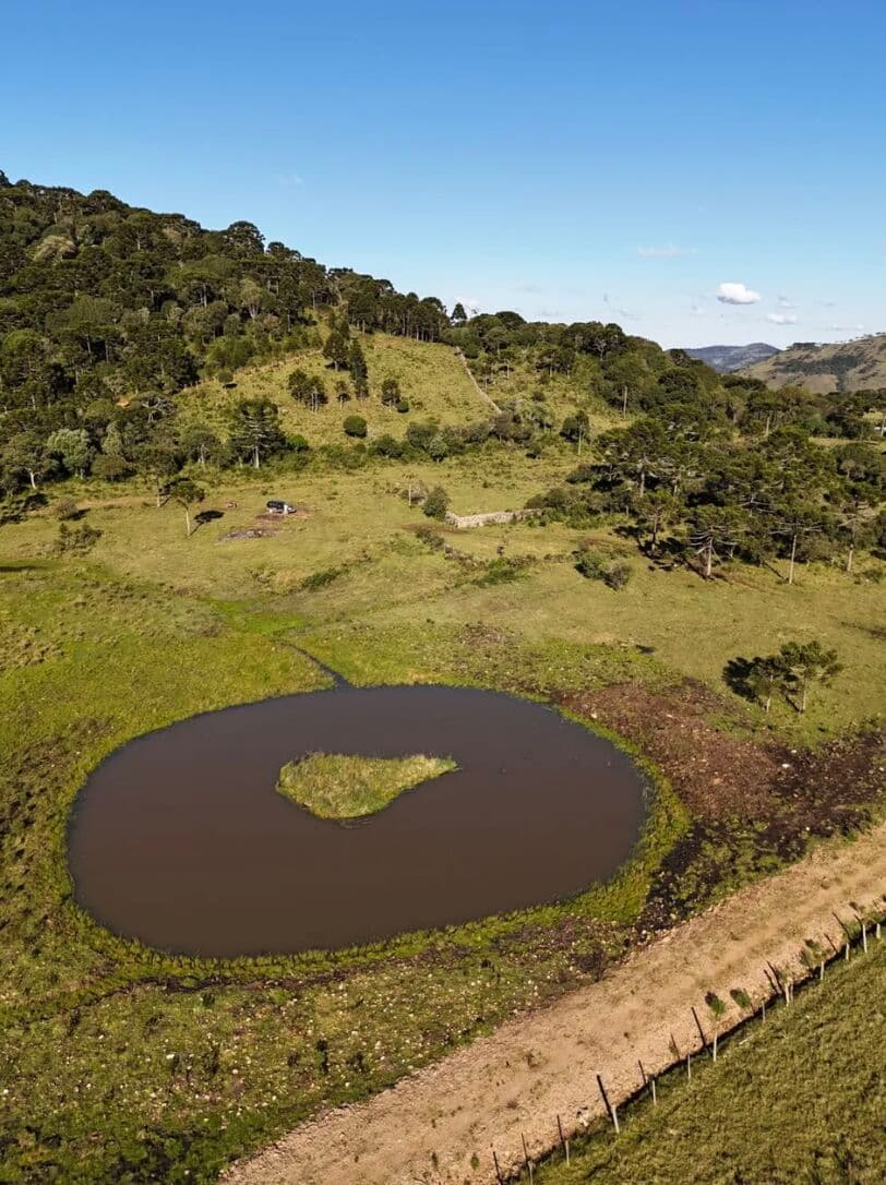 Terreno com muro de pedras, açude e magnífico pôr do Sol