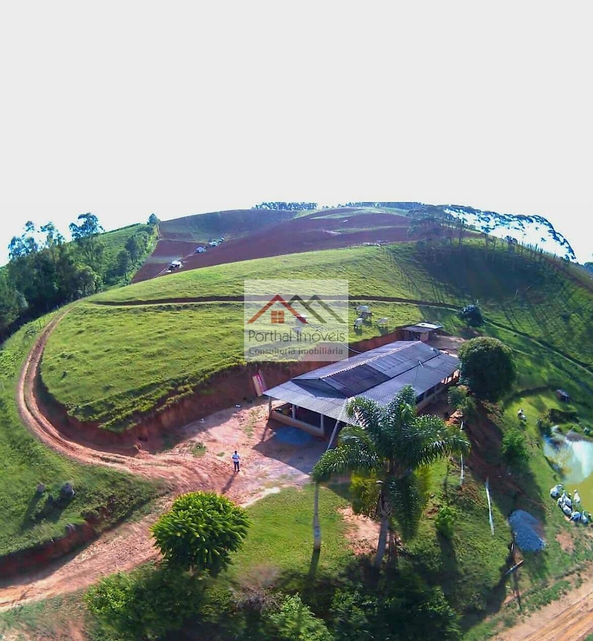 Sítio em (Araçaíba), Apiaí/SP Se você está procurando um sítio para chamar de seu, acabou de encontrar o lugar perfeito! Localizado no bairro (Araçaíba) em Apiaí-SP, este sítio encantador conta com uma total de 6 alqueires/ 14,34 hectares/143.400 m2 com