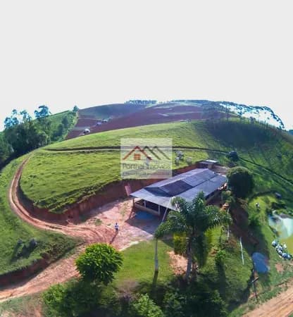 Sítio em (Araçaíba), Apiaí/SP Se você está procurando um sítio para chamar de seu, acabou de encontrar o lugar perfeito! Localizado no bairro (Araçaíba) em Apiaí-SP, este sítio encantador conta com uma total de 6 alqueires/ 14,34 hectares/143.400 m2 com