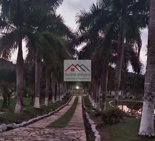 Fazenda Pecuária em Juquiá/SP. Excelente oportunidade de investimento! Com uma estrutura completa e confortável, esta propriedade conta com 3 sedes, 31 dormitórios, sendo 29 suítes, sala de convenção, escritório, 3 piscinas, sauna seca e úmida, salão de