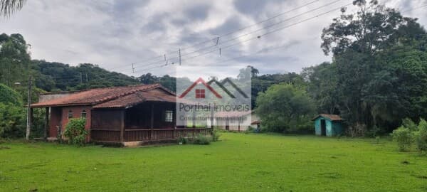 Chácara no bairro Centro em Ribeirão Grande-SP Com 3 dormitórios, sendo 1 suíte e 2 banheiros, esta propriedade é ideal para quem busca tranquilidade e espaço. Com terreno total de 16000m², a chácara oferece amplo espaço para desfrutar momentos especiais