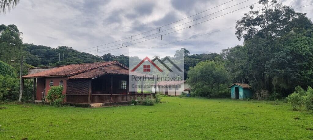 Chácara no bairro Centro em Ribeirão Grande-SP Com 3 dormitórios, sendo 1 suíte e 2 banheiros, esta propriedade é ideal para quem busca tranquilidade e espaço. Com terreno total de 16000m², a chácara oferece amplo espaço para desfrutar momentos especiais