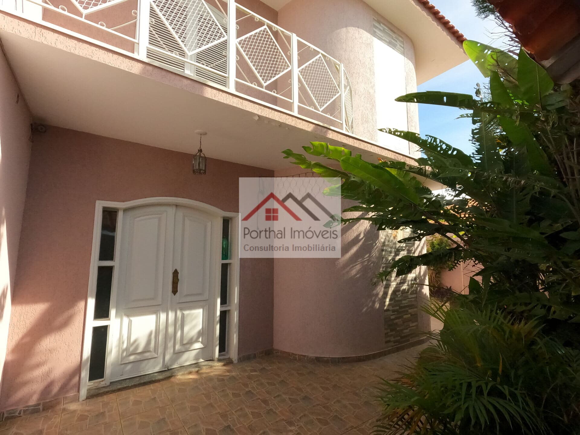 À procura de um sobrado que une sofisticação e conforto em cada detalhe? Apresentamos este imóvel exclusivo, localizado no região central de São Miguel Arcanjo-SP. Com uma área construída de 400m², este sobrado de alto padrão oferece 4 Dormitórios, sendo