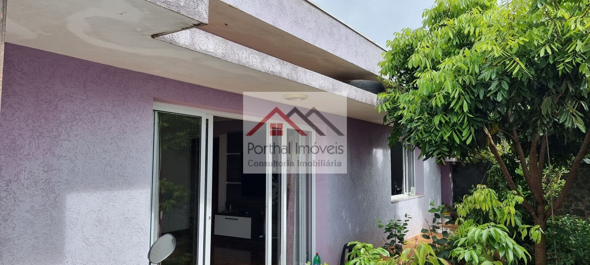 Venha conhecer esta incrível casa de alto padrão à venda no bairro Centro em Capão Bonito-SP. Com 3 dormitórios, sendo 2 suítes, e 2 banheiros, esta residência de 271m² é o local ideal para quem busca conforto e sofisticação. O imóvel conta com uma es