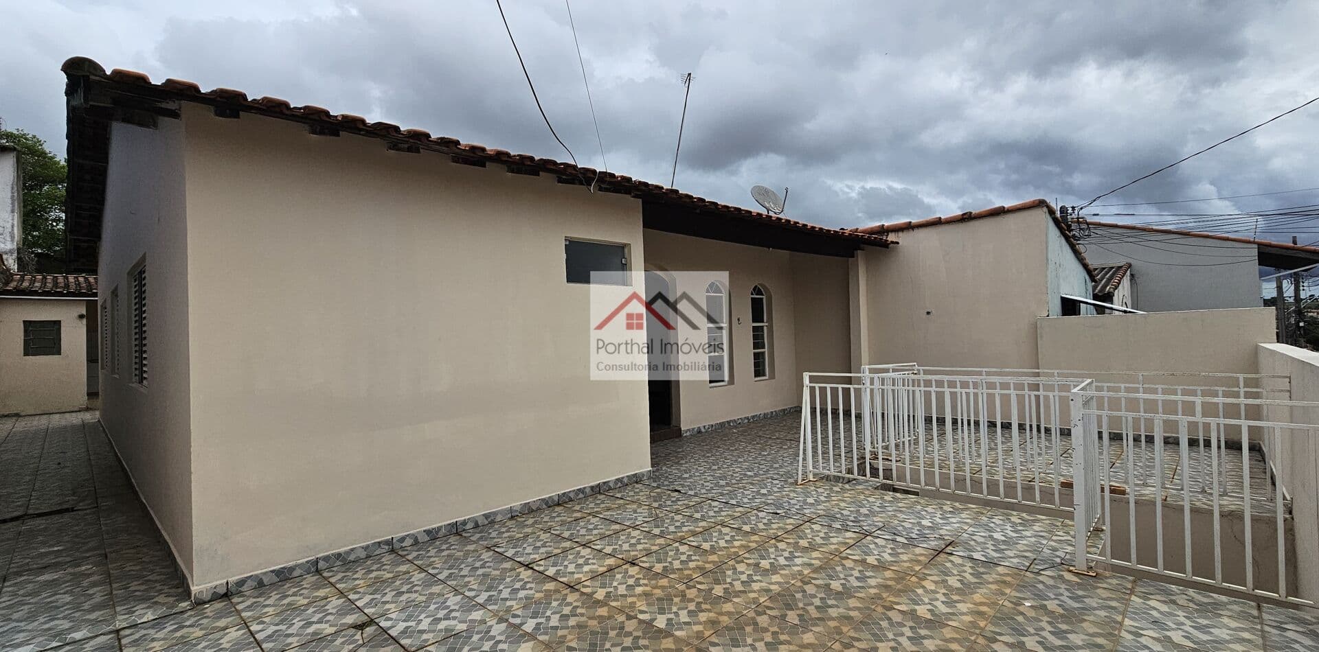 Casa em Vila Santa Rosa, Capão Bonito/SP; com 3 dormitórios, sendo 1 suíte e 2 banheiros. Com uma área construída de 130m², essa residência oferece o espaço e conforto que você procura para a sua família. Com uma sacada que proporciona uma vista incríve
