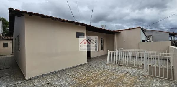 Casa em Vila Santa Rosa, Capão Bonito/SP; com 3 dormitórios, sendo 1 suíte e 2 banheiros. Com uma área construída de 130m², essa residência oferece o espaço e conforto que você procura para a sua família. Com uma sacada que proporciona uma vista incríve