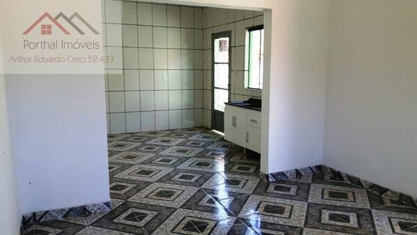 Casa em Centro, Ribeirão Grande/SP. Localizada em uma região privilegiada, próxima a diversos estabelecimentos comerciais, escolas e serviços essenciais, esta casa é perfeita para quem valoriza a comodidade e a praticidade no dia a dia. Além disso, o bai