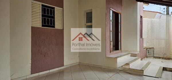 À procura de uma casa térrea ampla e confortável no bairro Centro, em Capão Bonito-SP? Temos a opção ideal para você! Apresentamos essa incrível residência com 3 dormitórios e 2 banheiro, perfeita para acomodar sua família com tranquilidade e espaço de s