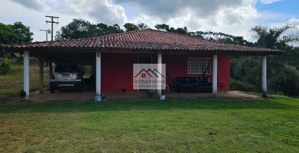 Chácara com frente para Rodovia SP-250 em Capão Bonito/SP! Quer dar um upgrade na sua vida e viver em meio à natureza? Essa chácara à venda em Capão Bonito é o lugar perfeito para você! Com 2 dormitórios, sendo 1 suíte, e 2 banheiros, você terá todo o es