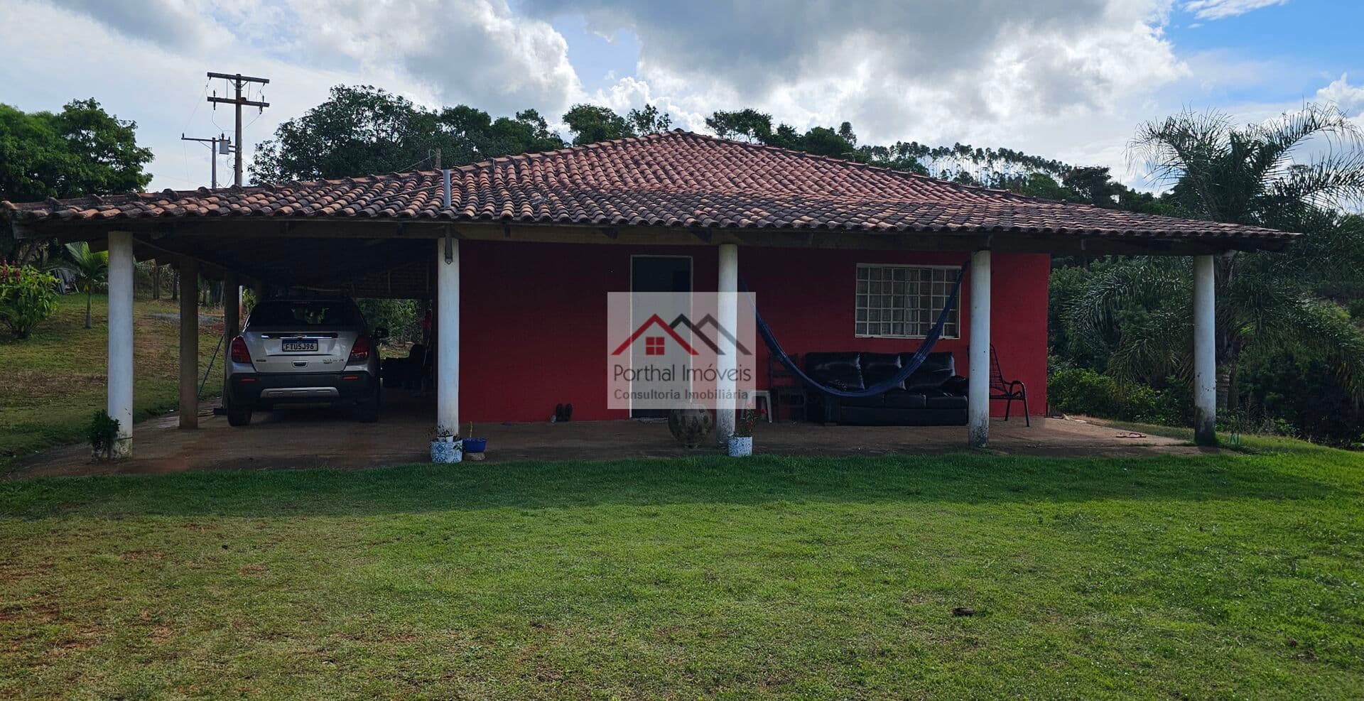 Chácara com frente para Rodovia SP-250 em Capão Bonito/SP! Quer dar um upgrade na sua vida e viver em meio à natureza? Essa chácara à venda em Capão Bonito é o lugar perfeito para você! Com 2 dormitórios, sendo 1 suíte, e 2 banheiros, você terá todo o es