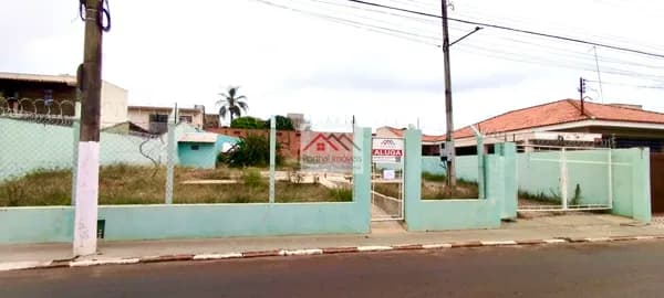 Terreno em Centro, Capão Bonito/SP Excelente oportunidade de locação de terreno no bairro Centro em Capão Bonito-SP! Com uma área total de 690m², este terreno está estrategicamente localizado próximo a bancos, farmácias, igrejas, padarias e praças, propo