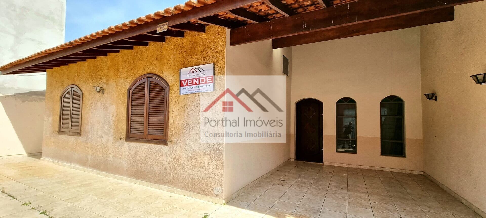 Excelente oportunidade de investimento! Ponto comercial e residência com 408m² de área privativa, localizado no coração do bairro Centro em Capão Bonito-SP. Este imóvel possui uma localização privilegiada, próximo a diversos estabelecimentos essenciais c