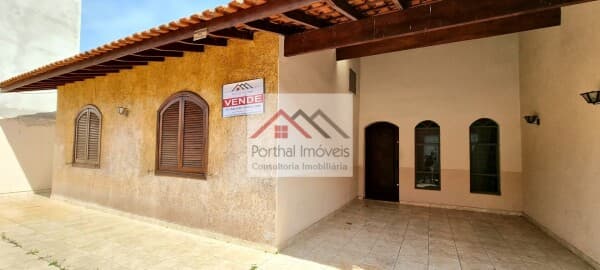 Excelente oportunidade de investimento! Ponto comercial e residência com 408m² de área privativa, localizado no coração do bairro Centro em Capão Bonito-SP. Este imóvel possui uma localização privilegiada, próximo a diversos estabelecimentos essenciais c