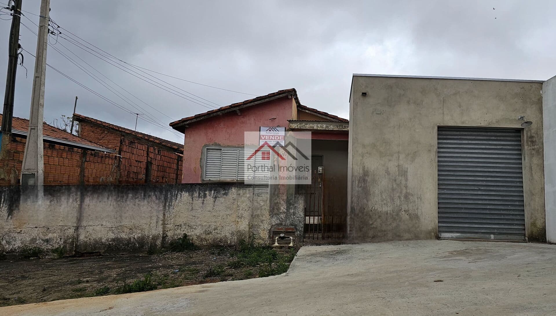 Casa em Vila Santa Rosa, Capão Bonito/SP Ei, você aí procurando uma casa para comprar em Capão Bonito-SP? Então olha só essa casa com um ponto comercial que acabou de entrar no mercado! Essa casa tem tudo que você precisa: 2 dormitórios, sala, cozinha e