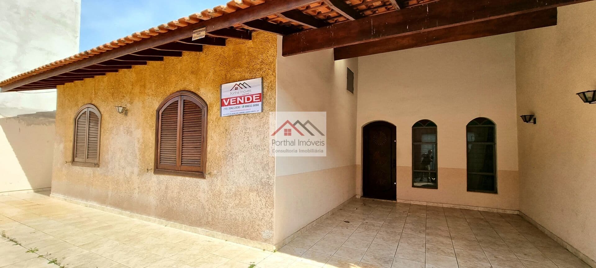 Casa à venda no bairro Centro em Capão Bonito-SP, com 4 dormitórios e 2 banheiros, em uma área construída de 180m². Este imóvel possui uma churrasqueira, garagem e quintal . Localizado em uma região privilegiada, próximo a diversos estabelecimentos co