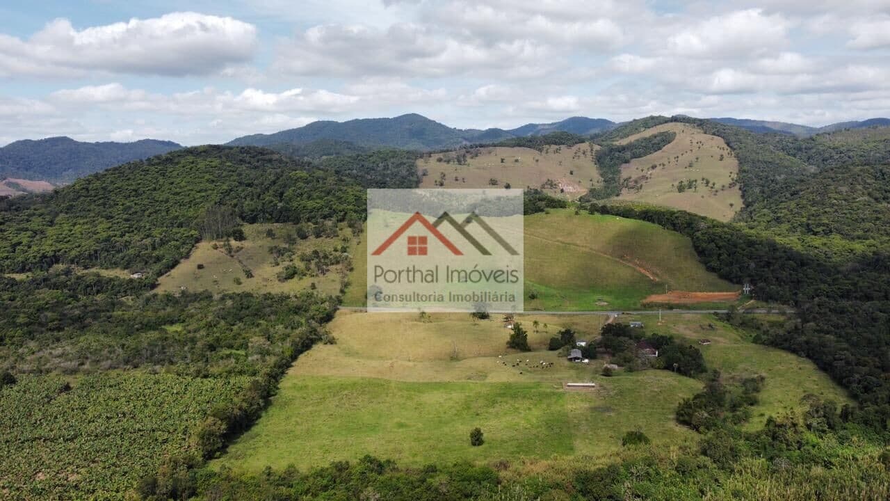 Fazenda Pecuária em Braço, Eldorado/SP! A oportunidade única de adquirir uma fazenda pecuária no pitoresco bairro Braço, em Eldorado-SP, está à sua disposição. Com uma área total de 217 hectares, este terreno é ideal para quem busca investir no ramo agro