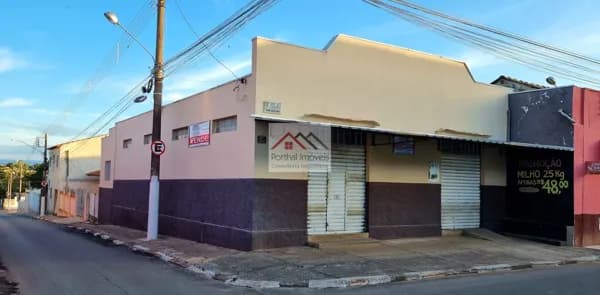 Ponto Comercial em Centro, Capão Bonito/SP. Se você está em busca de um local estratégico para abrir o seu negócio, esta é a oportunidade perfeita para você! Temos à sua disposição um ponto comercial à venda, com uma área construída de 200m², localizado