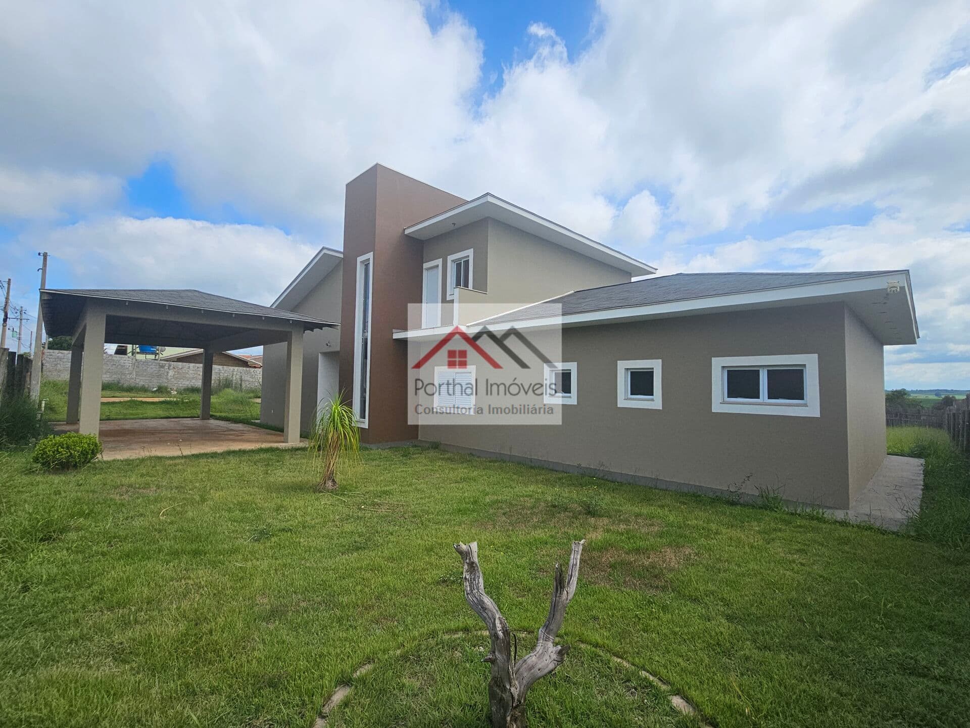Casa Alto Padrão em Vila Santa Isabel, Capão Bonito/SP - Adquira esta magnífica casa de alto padrão no bairro Vila Santa Isabel em Capão Bonito-SP. Com 4 Dormitórios, sendo 2 suítes e 2 Banheiro, escritório. garagem para 4 carros e amplo espaço gramado,