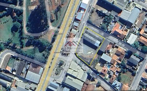 Ponto comercial disponível para venda no bairro Vila Nova Capão Bonito em Capão Bonito-SP, com área construída de 900m², pátio e estacionamento totalizando uma área total de 3.149 m². Localizado em uma região estratégica, próximo a supermercado, este esp