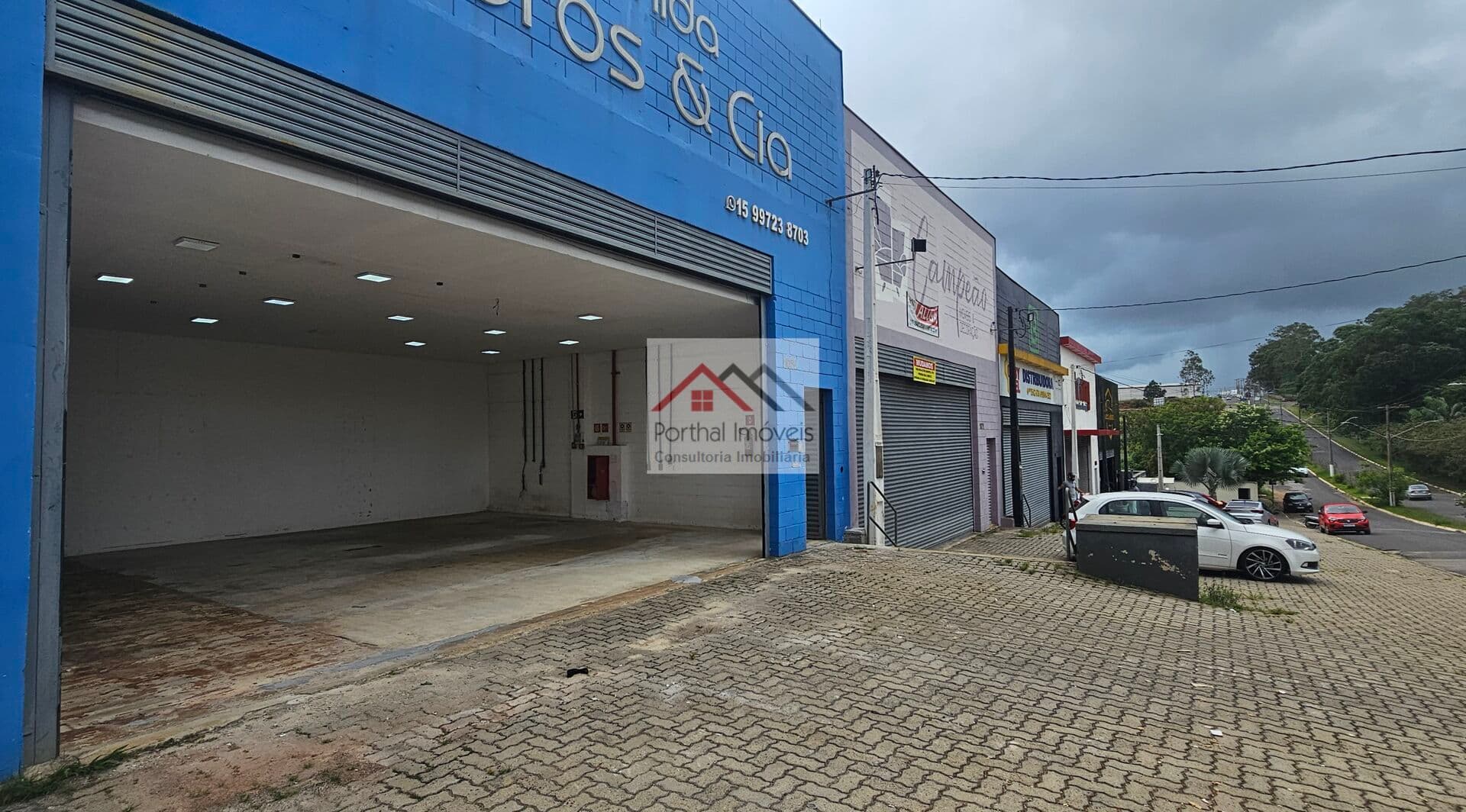 Loja Ponto Comercial em Terras do Embiruçu, Capão Bonito/SP Se você está buscando um espaço comercial amplo e bem localizado para alugar, temos a opção perfeita para você! Essa loja ponto comercial, com uma área construída de 350m² e estacionamento, está