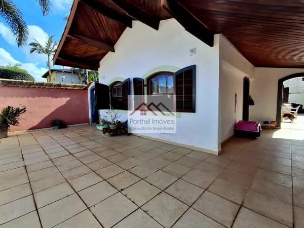 Casa Alto Padrão em Centro, Peruíbe/SP Ei, você que está em busca da casa dos sonhos em Peruíbe-SP; olha só essa belezura que acabou de chegar ao mercado! Uma casa de alto padrão, localizada no coração do bairro Centro, com 3 dormitórios amplos (sendo 1